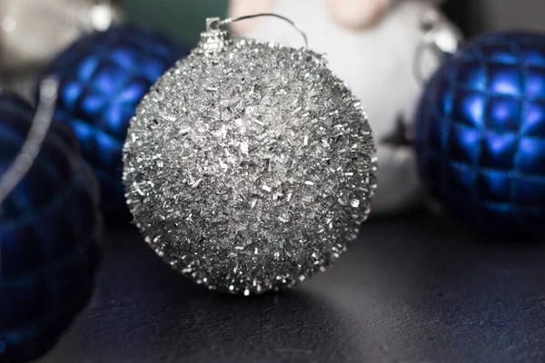 Modré Stříbrné Lesklé Ozdoby Vánoční Koule — Stock fotografie
