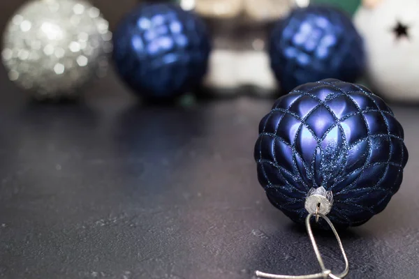 Μπλε Και Ασημένια Λαμπερά Στολίδια Χριστουγεννιάτικες Μπάλες — Φωτογραφία Αρχείου