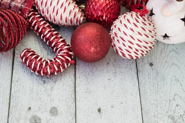 Decorações Vermelhas Natal Estão Saindo Meia Natal Ornamentos Vermelhos Brancos — Fotografia de Stock