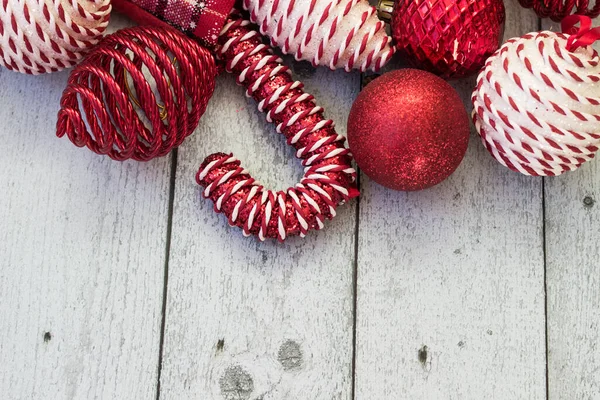 Les Décorations Rouges Noël Sortent Bas Noël Ornements Rouges Blancs — Photo