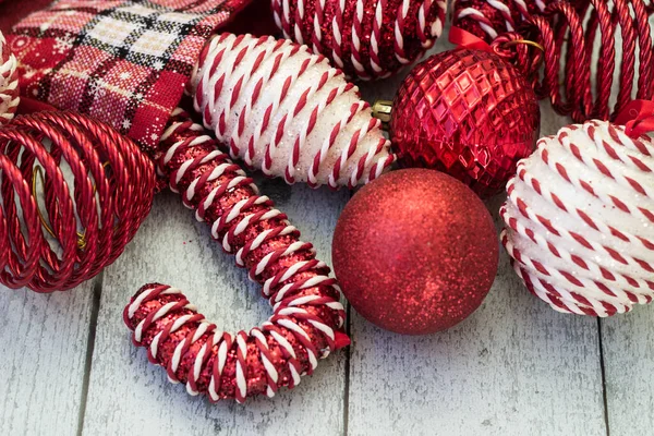 크리스마스 빨간색 장식들 크리스마스 스타킹 밖으로 있습니다 장식물 사탕수수 — 스톡 사진