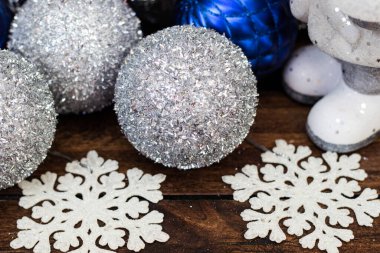 Noel 'de kar taneleriyle süslenmiş mavi ve gümüş süsler.