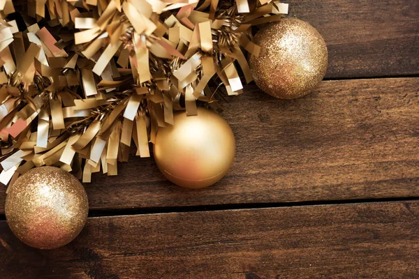 Bolas Natal Douradas Com Ouropel Ouro Flocos Neve Fundo Madeira — Fotografia de Stock