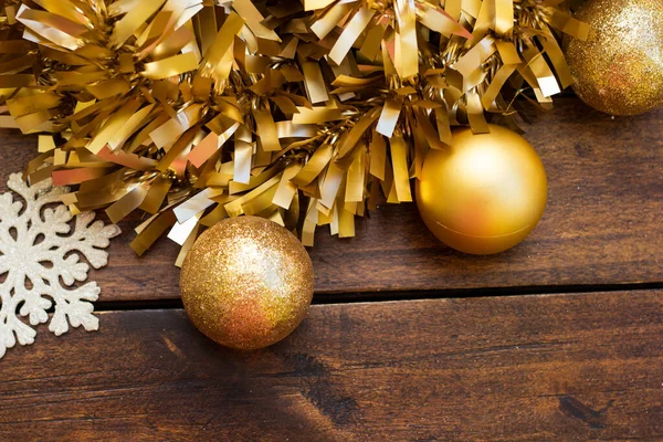 Золоті Різдвяні Кульки Золотою Мішурою Сніжинками Дерев Яному Фоні — стокове фото