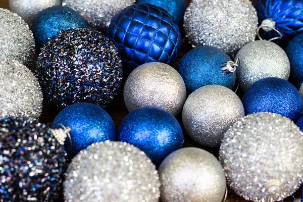 Μπλε Και Ασημένια Στολίδια Για Χριστούγεννα — Φωτογραφία Αρχείου