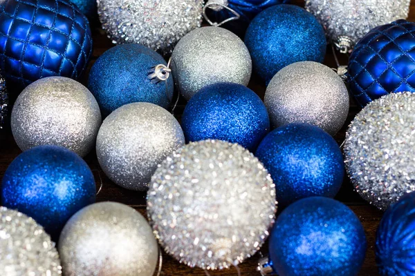 Μπλε Και Ασημένια Στολίδια Για Χριστούγεννα — Φωτογραφία Αρχείου