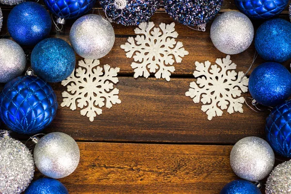 Noel Kar Taneleriyle Süslenmiş Mavi Gümüş Süsler — Stok fotoğraf