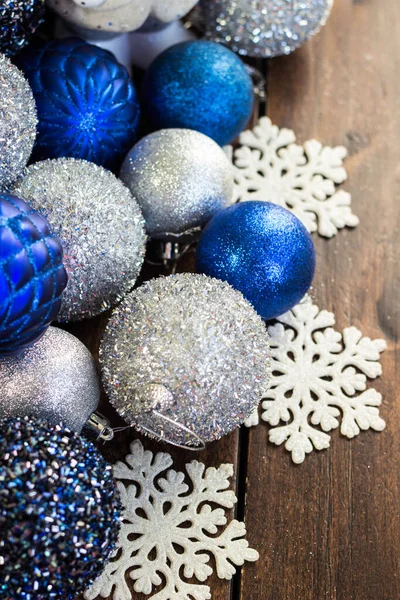 Ornamentos Azuis Prateados Com Flocos Neve Para Natal Fundo — Fotografia de Stock