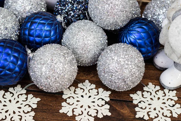 Μπλε Και Ασημένια Στολίδια Νιφάδες Χιονιού Για Χριστούγεννα Φόντο — Φωτογραφία Αρχείου