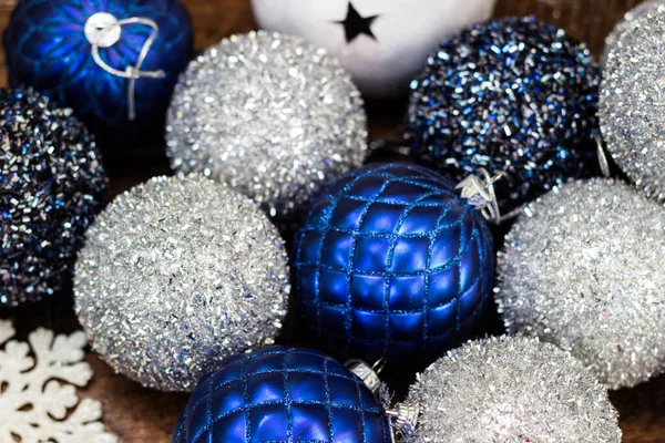 Ornamentos Azuis Prateados Com Flocos Neve Para Natal Fundo — Fotografia de Stock