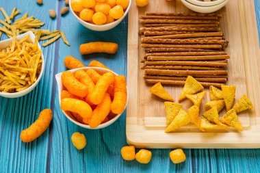 Tabaklarda servis edilen tuzlu atıştırmalıklar.