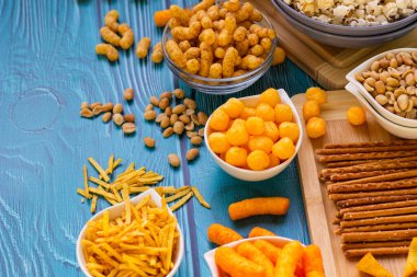 Tabaklarda servis edilen tuzlu atıştırmalıklar.