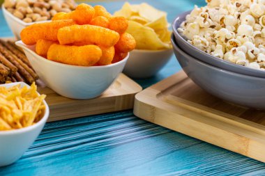 Masadaki tuzlu atıştırmalıklar partiye hazır.