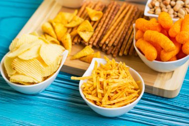 Masadaki tuzlu atıştırmalıklar partiye hazır.