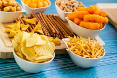 Masadaki tuzlu atıştırmalıklar partiye hazır.