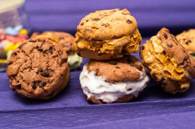 Çikolatalı, dondurmalı, vanilyalı, çikolatalı ve fıstıklı sandviç.