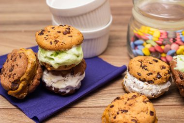 Çikolatalı, dondurmalı, vanilyalı, çikolatalı ve fıstıklı sandviç.