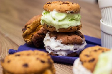 Çikolatalı, dondurmalı, vanilyalı, çikolatalı ve fıstıklı sandviç.