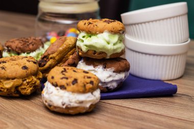 Çikolatalı, dondurmalı, vanilyalı, çikolatalı ve fıstıklı sandviç.