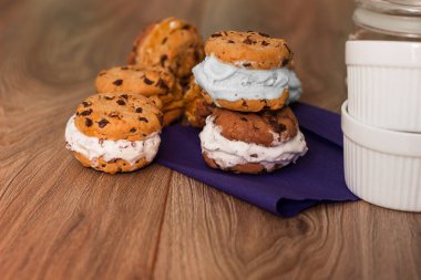 Çikolatalı, dondurmalı, vanilyalı, çikolatalı ve fıstıklı sandviç.