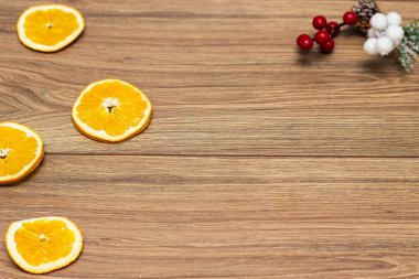 Ahşap arka planda tatil süslemeleri. Noel temaları