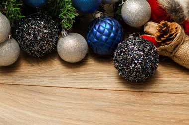 Noel ağacında gümüş ve mavi süsler. Noel temaları