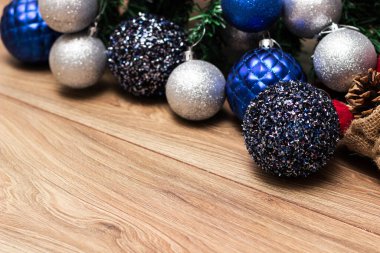 Noel ağacında gümüş ve mavi süsler. Noel temaları