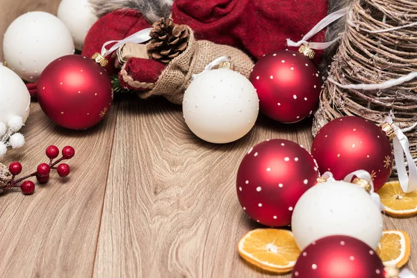 Enfeites Vermelhos Brancos Com Flocos Neve Decoração Natal — Fotografia de Stock