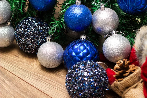 Zilver Blauwe Ornamenten Kerstboom Kerstthema — Stockfoto