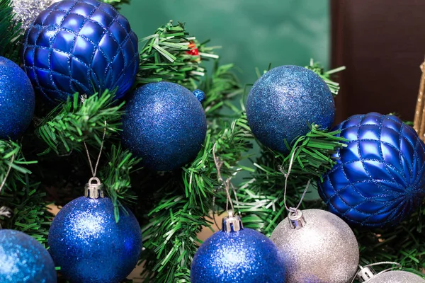 Ασημένια Και Μπλε Στολίδια Στο Χριστουγεννιάτικο Δέντρο Χριστουγεννιάτικα Θέματα — Φωτογραφία Αρχείου