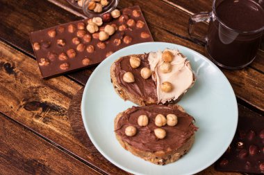 Çikolata ve fındık dilimli ekmek.