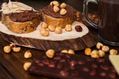 Çikolata ve fındık dilimli ekmek.