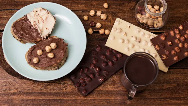 stock image Slice of bread full of chocolate and hazelnut spread