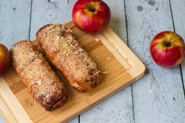 Elma ve cevizli ev yapımı puf böreği.