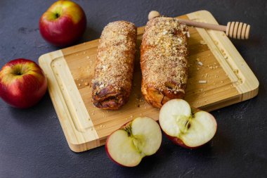 Elma ve cevizli ev yapımı puf böreği.