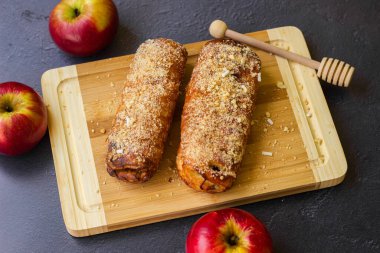 Elma ve cevizli ev yapımı puf böreği.