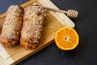 Portakallı ve cevizli börek.