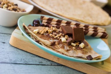 İçi çikolata dolu krepler.