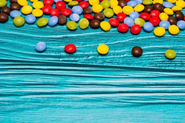 Çikolatalı tatlı renkli şekerler.