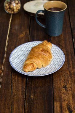 Çikolatalı taze kruvasan.
