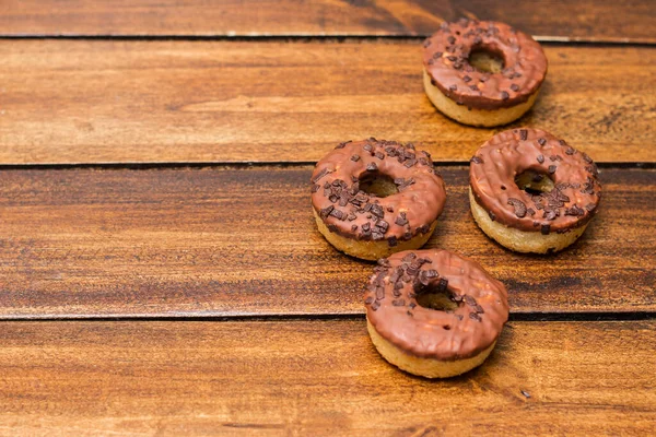 Шоколадні Криті Пончики Дерев Яному Фоні — стокове фото