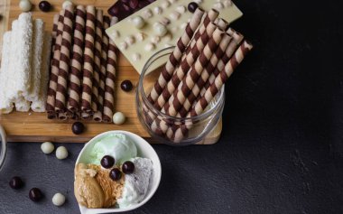 Çeşitli tatlı soslu dondurma.