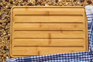 Granola ile çevrili boş kesme tahtası