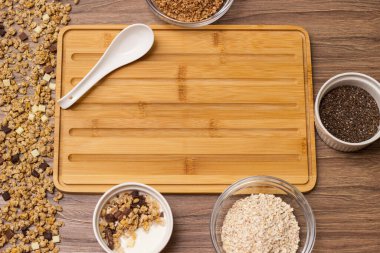 Sağlıklı ev yapımı çikolatalı müsli kasede ve malzemelerde.