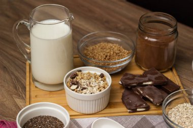 Bir kase çikolatalı granola, sütlü ve diğer malzemeli.