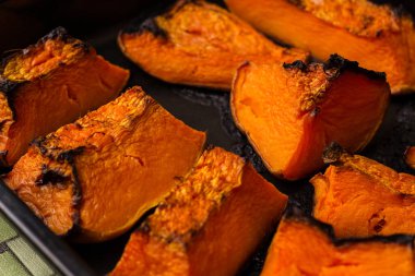 Fırında taze balkabakları hazır.