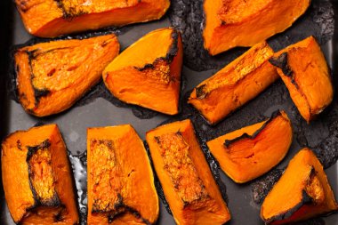 Fırında taze balkabakları hazır.