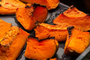 Fırında taze balkabakları hazır.