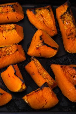 Fırında taze balkabakları hazır.