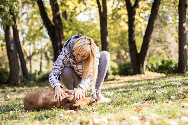 Mujer Joven Abrazando Perro —  Fotos de Stock